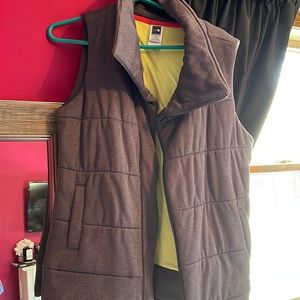 Never worn! North face vest size: large